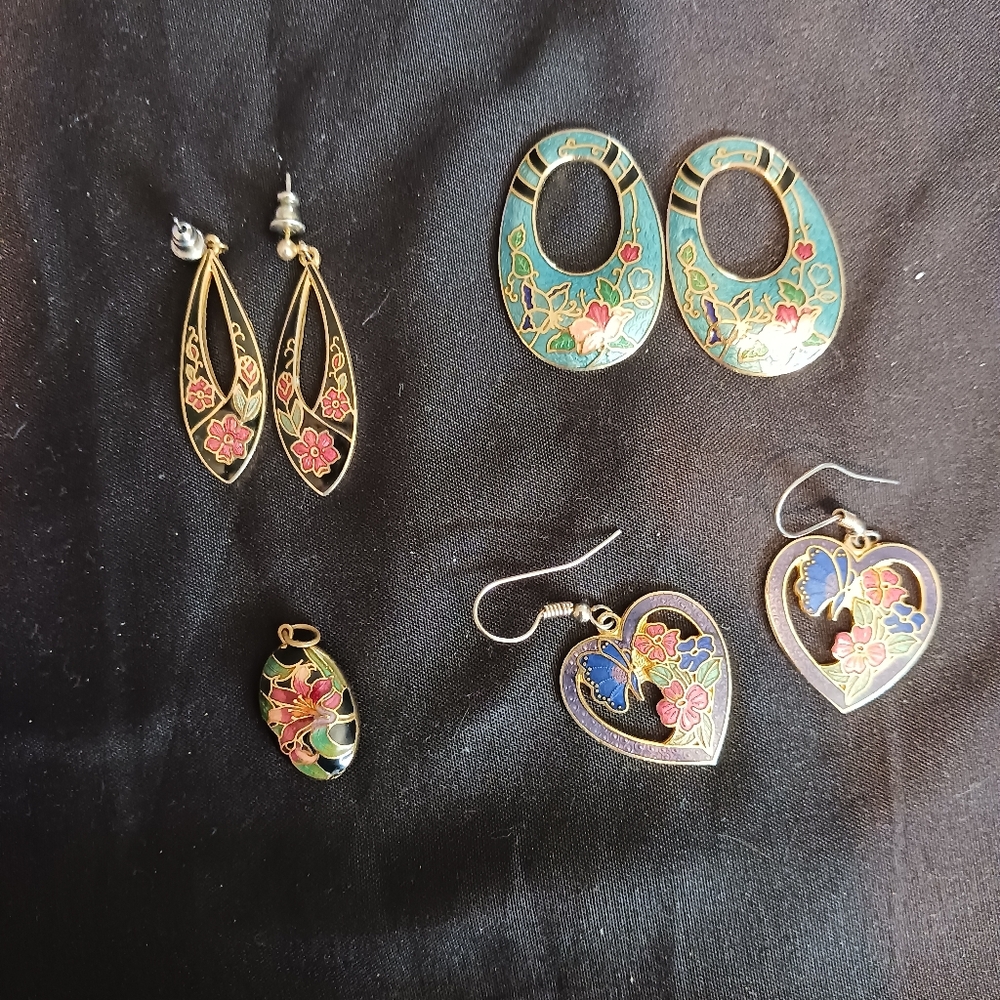 Vintage 3 Sets Floral Earrings And 1 Floral Pendant